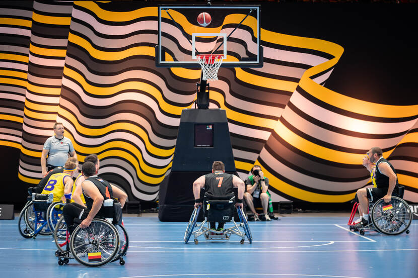 Deelnemers rolstoelbasketbal in actie.