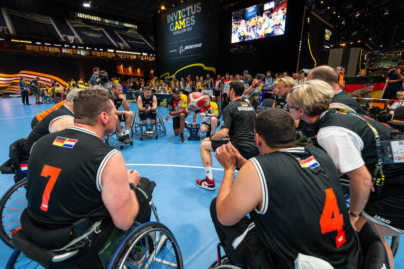 Deelnemers rolstoelbasketbal gaan beginnen.