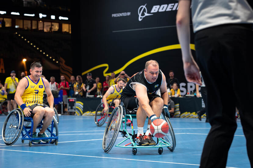 Basketballer in actie.