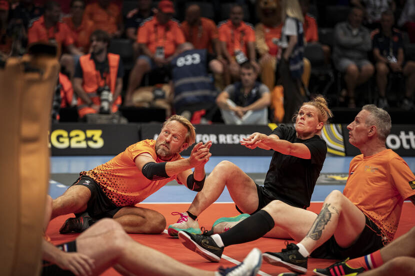 Volleyballers in actie.