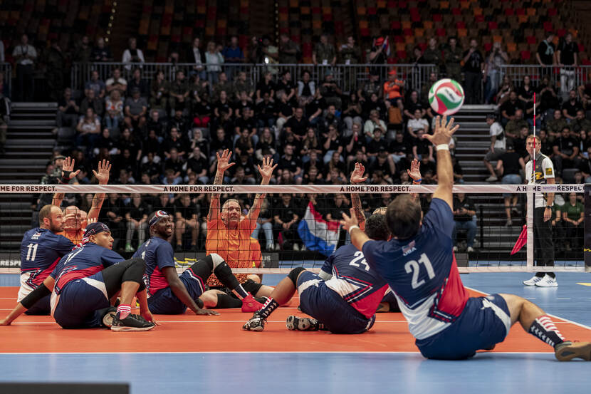 Amerikaanse volleyballers tegen Nederland in actie.