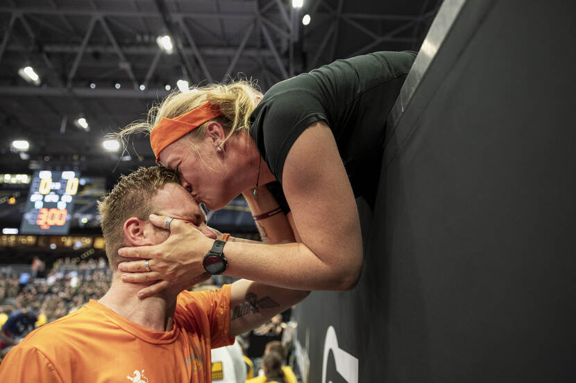 Een Nederlandse sporter krijgt een kus op zijn voorhoofd.