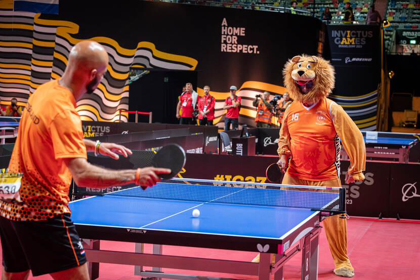 Een Nederlandse tafeltennisspeler speelt tegen de Nederlandse leeuw.