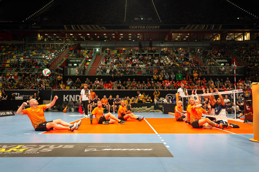 Volleyballer aan het serveren.