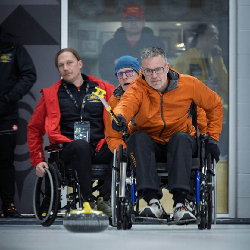 Een Nederlandse deelnemer speelt curling.