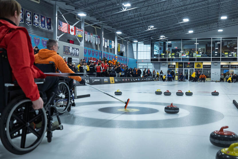 Nederlandse deelnemers tijdens de curling wedstrijd.