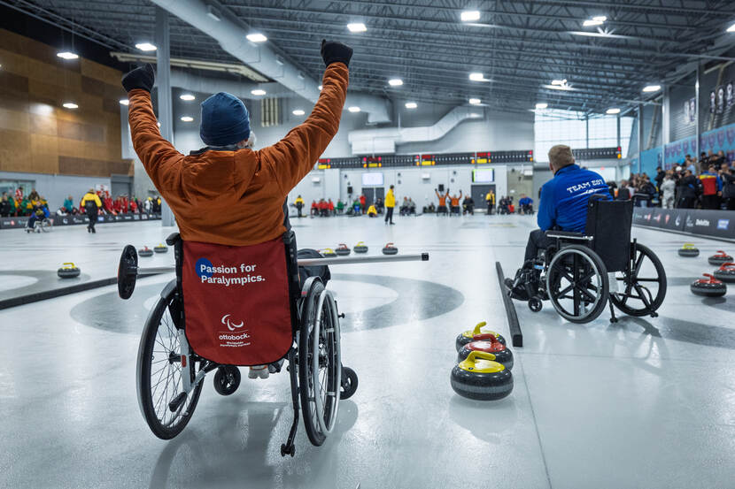 Nederlandse deelnemer aan de Invictus Games speelt curling.