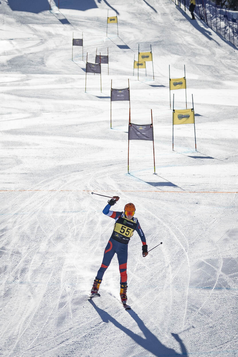 Een skiër van de Invictus Games tijdens de slalom.