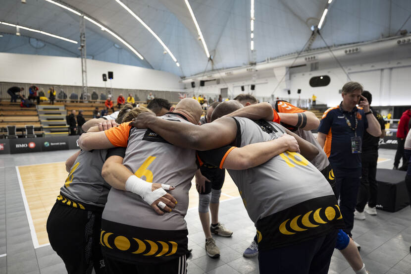 Sporters aan het overleggen voor de wedstrijd.