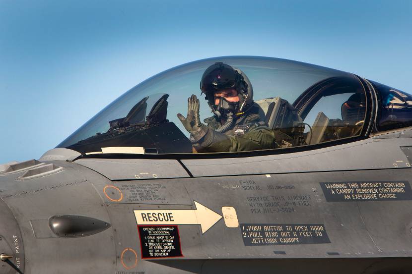 F-16-vlieger in de cockpit van een F-16.