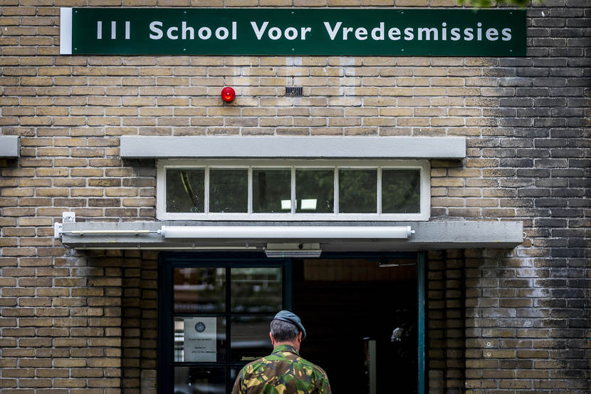 Ingang School voor Vredesmissies. Tekst bord boven ingang: School voor Vredesmissies.