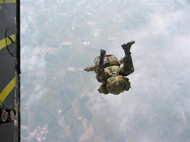Militairen van het Korps Commandotroepen worden getraind in verschillende soorten parachutesprongen.