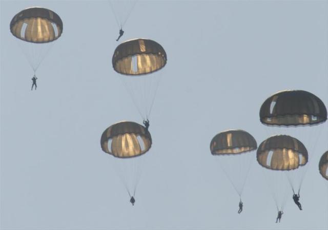 Parachutisten met ronde parachutes.