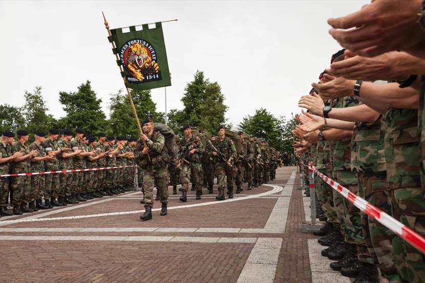 Een POTOM-groep arriveert aan het einde van de opleiding op de Van Ghentkazerne in Rotterdam voor de baretuitreiking.