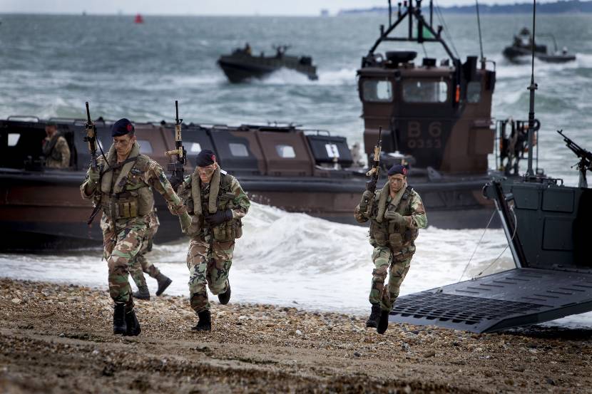 Mariniers demonstreren een amfibische aanval vanuit landingsvaartuigen.