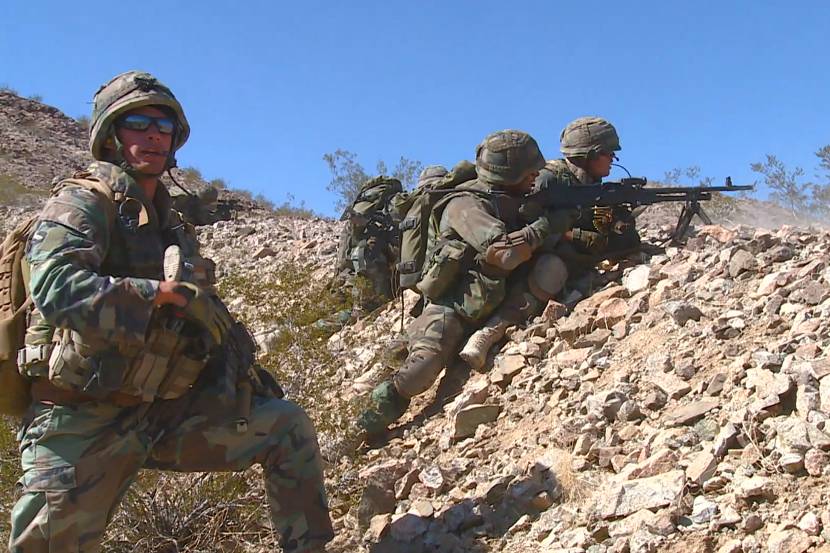 Mariniers in actie in de woestijn.