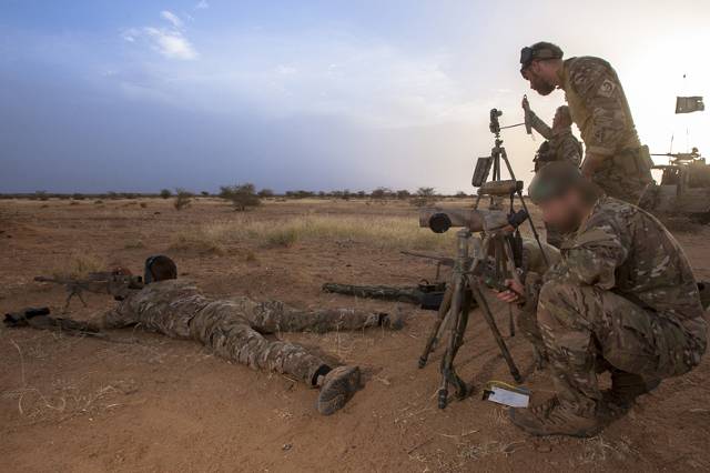 Een scherpschutter van het KCT oefent op de schietbaan in Mali, ondersteund door spotters die zaken als afstand en windsnelheid meten (2015).