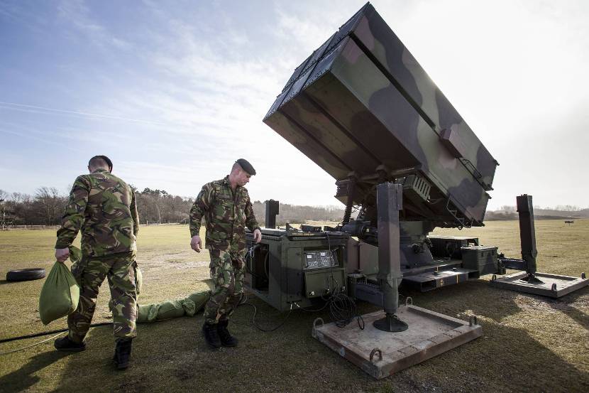 Militairen stellen een AMRAAM-lanceercontainer op.