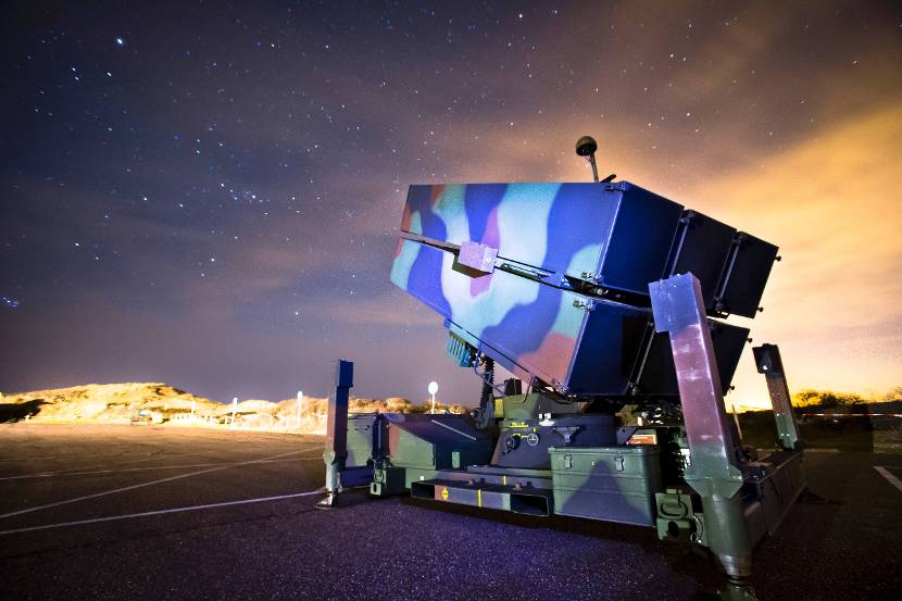 Een AMRAAM-lanceerinstallatie opgesteld onder een sterrenhemel op de Langevelderslag in Noordwijk tijdens de Nuclear Security Summit, 2014.