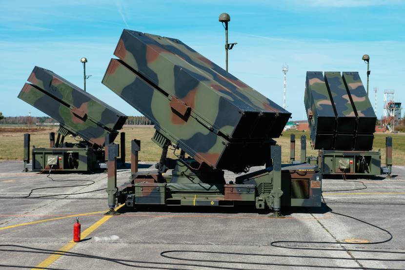 3 NASAMS-lanceercontainers met elk 6 AMRAAM-raketten.