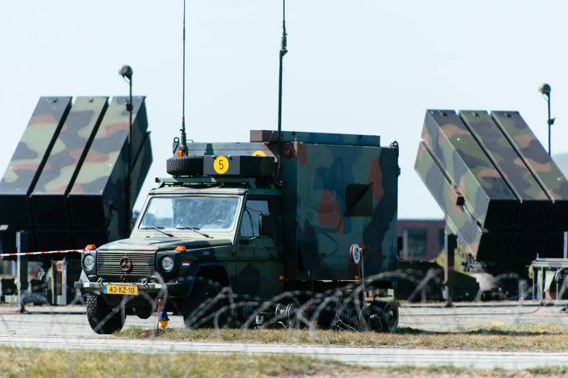 Een NASAMS-commandopost met 2 lanceerinrichtingen op de achtergrond.