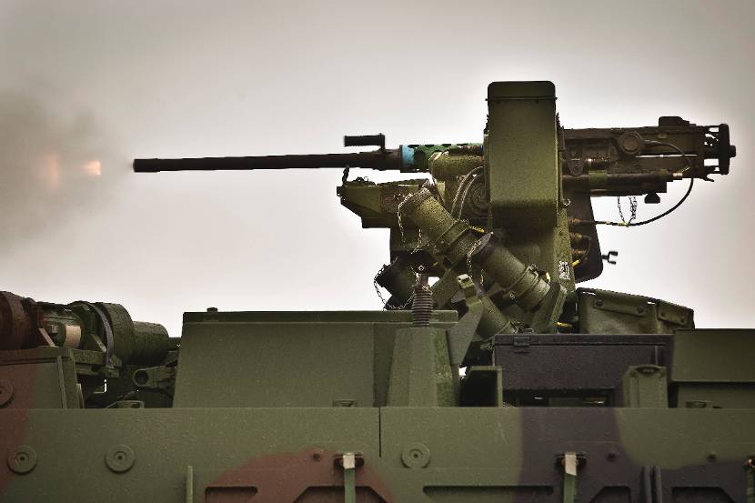 Browning M2 QCB machinegeweer vuurt een schot af. Het geweer staat op een gepantserd wielvoertuig.