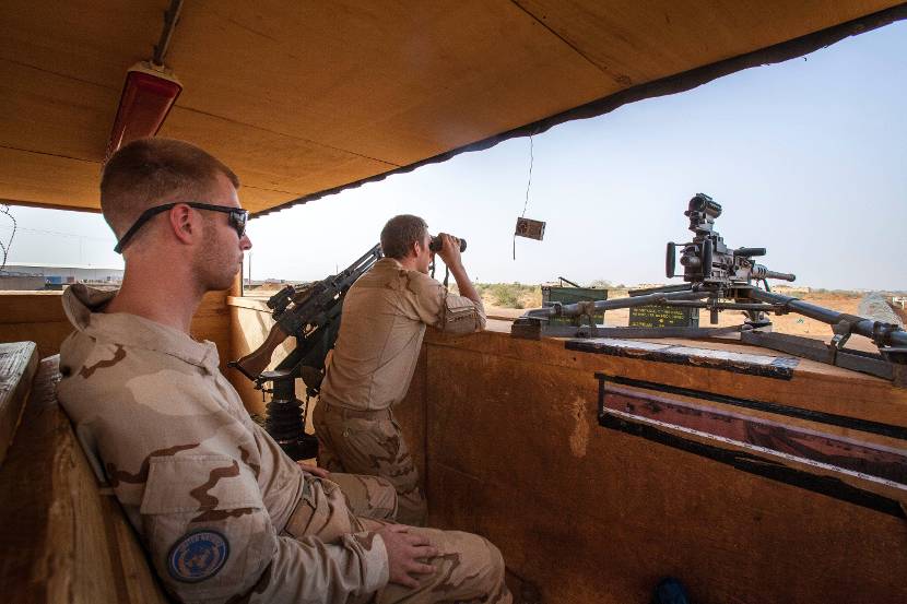 Een M2-machinegweer (rechts) op een 3-pootaffuit (onderstel) in een wachtpost van Kamp Castor, Mali 2015.