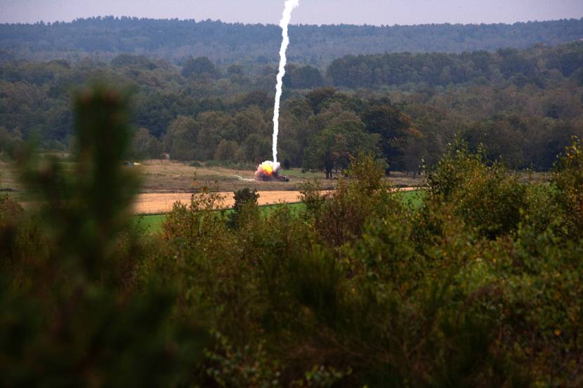 Een Gill-antitankraket slaat van boven in op een doelwit, oefenterrein Bergen-Hohne 2010.