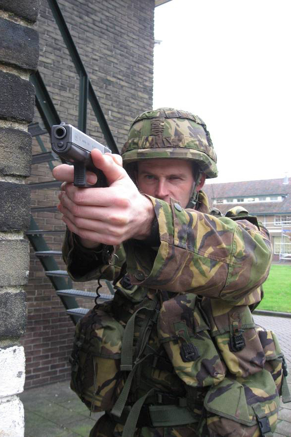 Militair in de schiethouding met een Glock 17 Gen4 achter een muur.