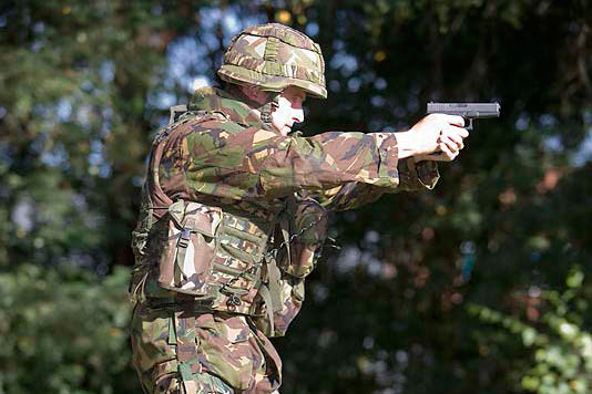 Militair staat in schiethouding met een Glock 17 Gen4.