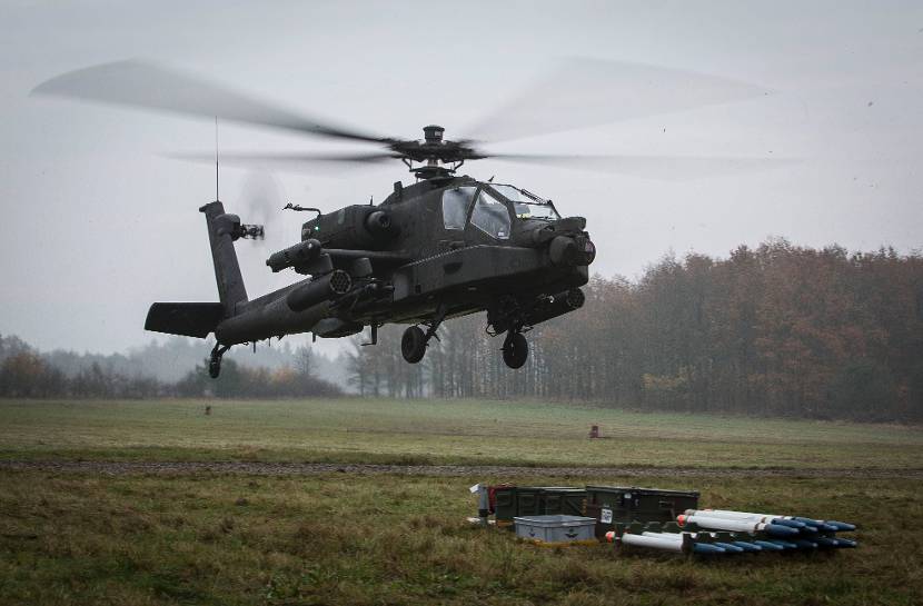 Apache kort voor herbewapening tijdens de Helicopter Weapons Instructor Course (HWIC) op het Duitse oefengebied Bergen-Hohne, opleiding tot wapeninstructeur (2014).
