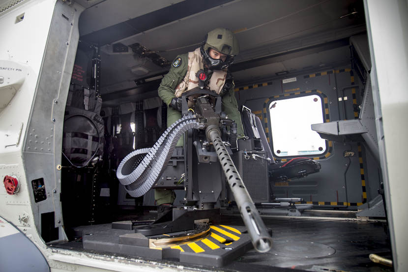 De M3M in de NH90. Het wapen kan dankzij een rail naar buiten worden gedraaid voor een groot schootsveld.