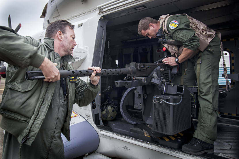 NH90-bemanningsleden monteren het M3M-machinegeweer op de medium door pintle.