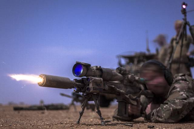 Een commando oefent het nachtschieten met een HK417-scherpschuttersgeweer met geluidsdemper op de schietbaan in Mali.