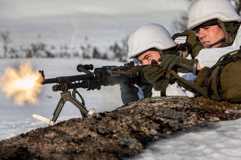 Mariniers, schutter en helper, vuren met een Mag-mitrailleur tijdens een koudweertraining in het Noorse Gratangen, 2014.