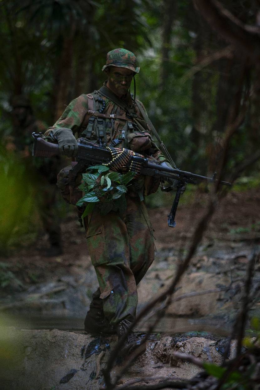 Een marinier sjouwt met een Mag-machinegeweer door de jungle van Belize tijdens de jungle warfare instructor course, november 2014.