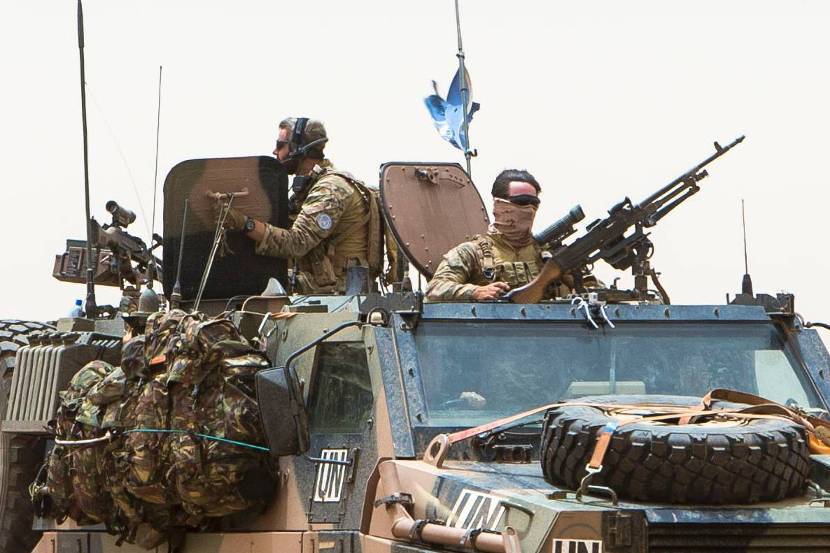 Een Bushmaster-infanterievoertuig met daarop 2 MAG-middelzware machinegeweren als boordwapens tijdens een patrouille in Mali 2015.