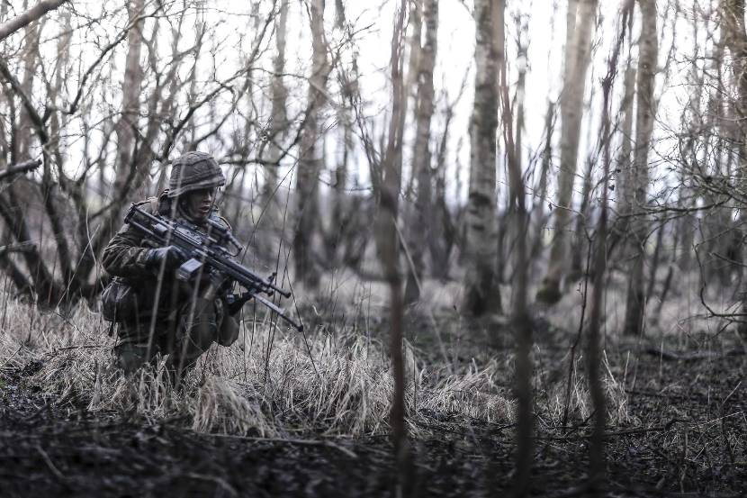 Infanterist verplaatst zich door een bos met een Minimi-licht machinegeweer (2015).
