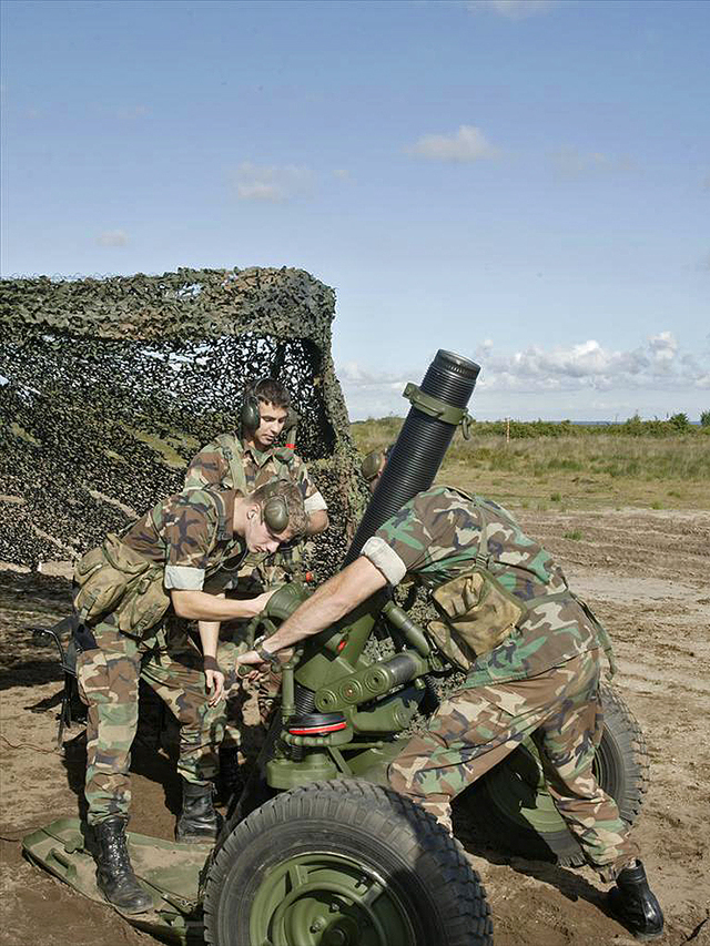 Militairen richten een 120mm-mortier met behulp van de opzetkijker.