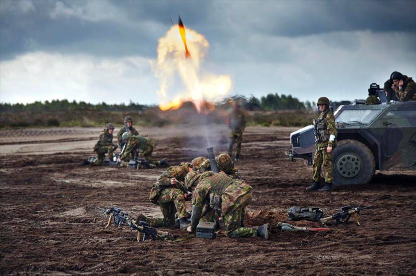 Militairen schieten tijdens een schiet- en richtwedstrijd voor 81mm-mortieren op het Artillerie Schietkamp Legerplaats Oldebroek, mei 2014.