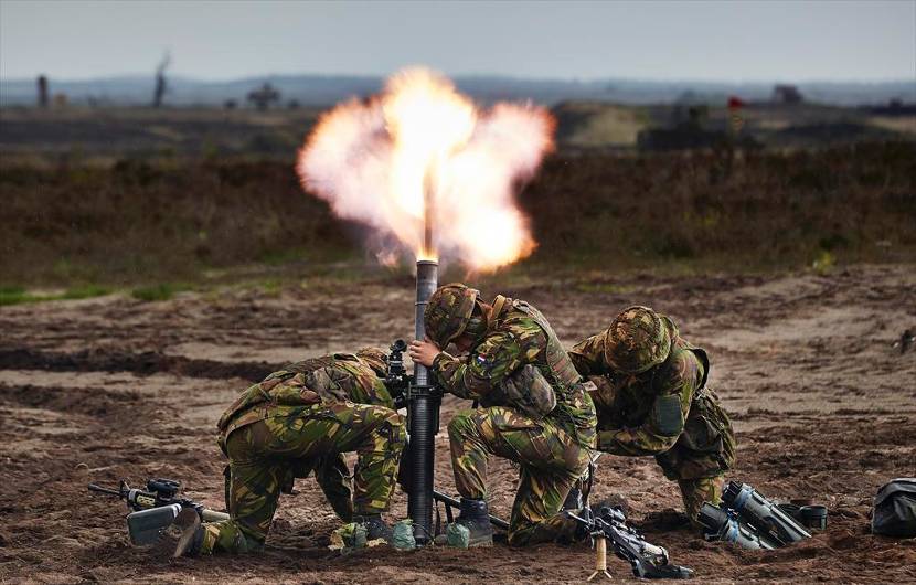 Militairen schieten tijdens een schiet- en richtwedstrijd voor 81mm-mortieren op het Artillerie Schietkamp Legerplaats Oldebroek, mei 2014.