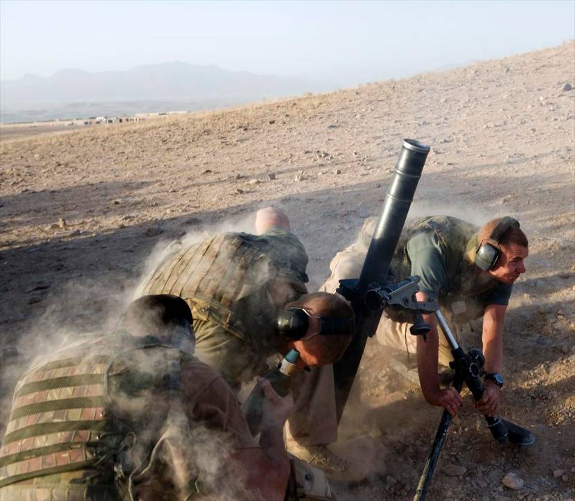 Een mortiergroep heeft net een 81mm-mortier afgevuurd in de omgeving van Kamp Holland, Uruzgan (2006).