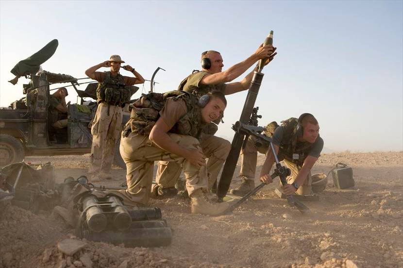 Een mortiergroep staat op het punt een 81mm-mortier af te vuren, Uruzgan 2006.