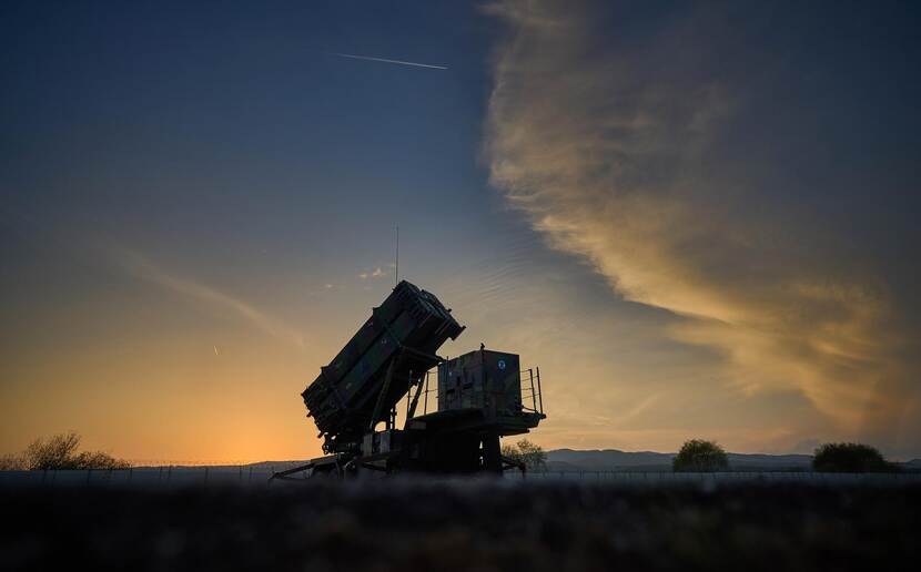 Patriot-luchtverdedigingssysteem in de avondzon.