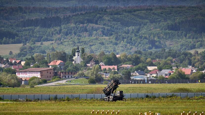 Patriot-luchtverdedigingssyteem in hetlandschap met op de achtergrond bergen.