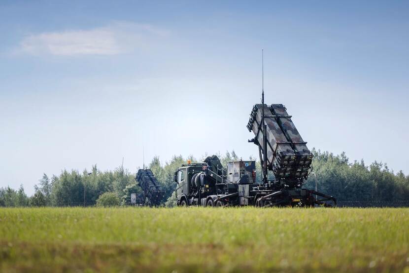 Achterkant van een Patriot-luchtverdedigingssysteem dat opgesteld staat op het gras.
