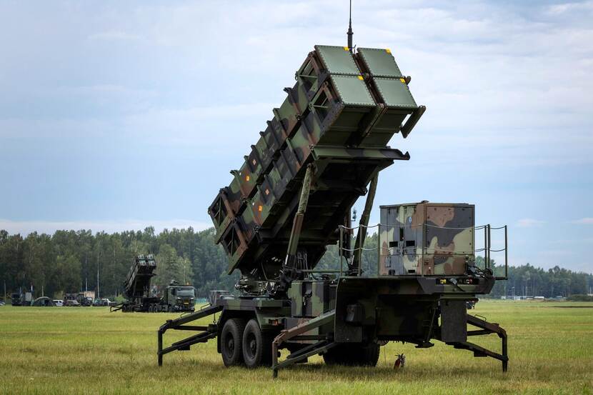 2 Patriot-luchtverdedigingssytemen opgesteld op het gras.
