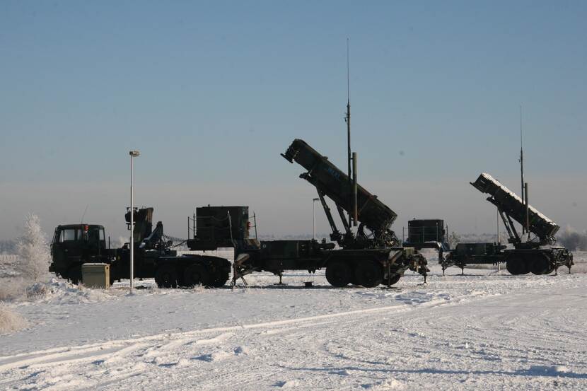 2 Patriot-installaties opgesteld in de sneeuw.