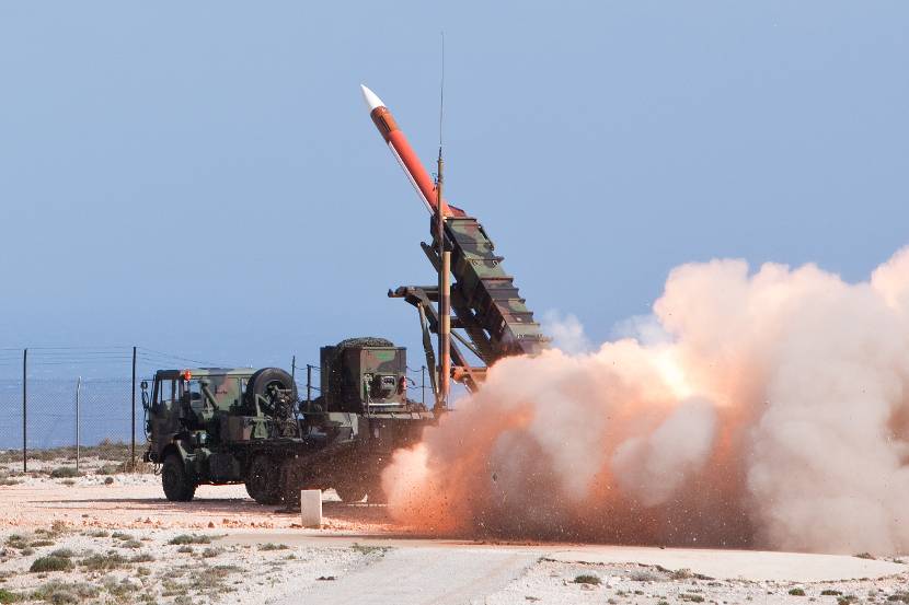 Een Patriot PAC-2 lanceert een raket.
