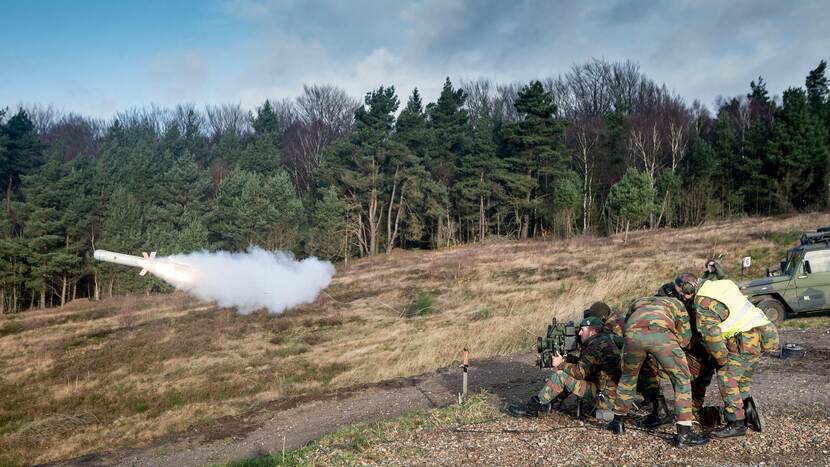 Militairen vuren een Spike LR-antitankraket af vanaf een heuvel.